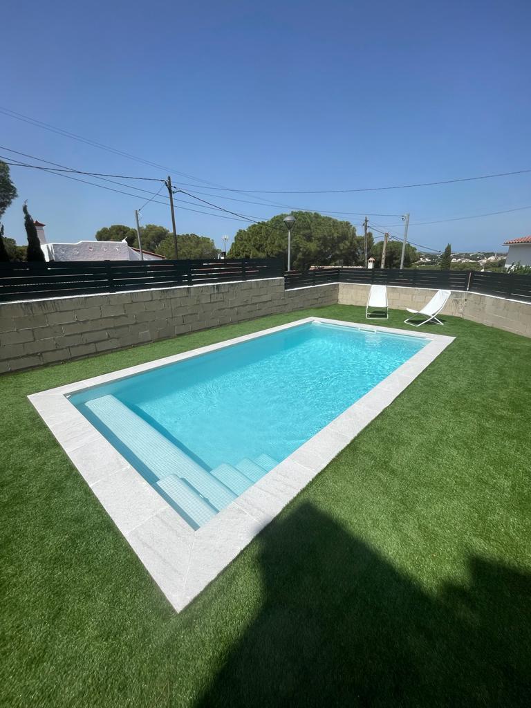 Piscina d'obra de dimensions 7x3 revestida en gressite.